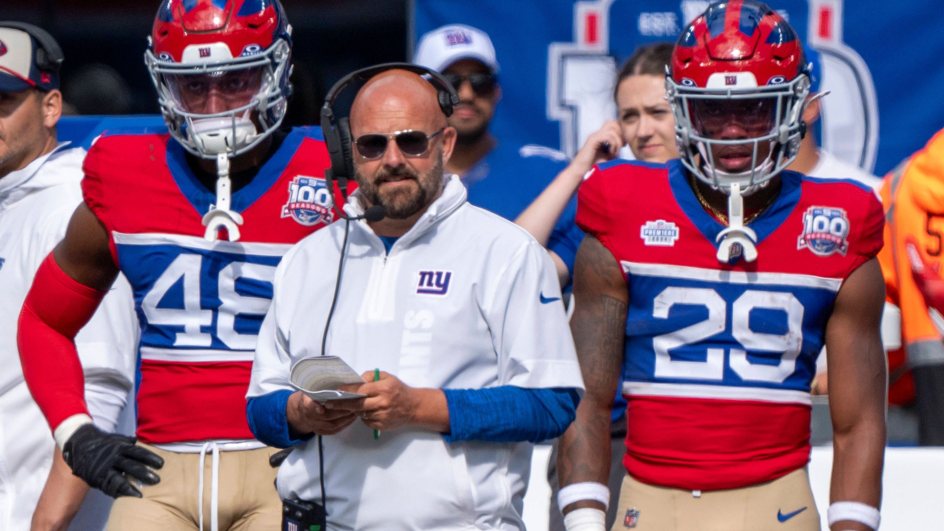 <strong>Brian Daboll (New York Giants)</strong><br>Angeblich rumort es hinter den Kulissen bei den Giants. Wie "ESPN"-Reporter Jordan Raanan berichtet, sollen bereits mehrere Spieler das Vertrauen in Head Coach Brian Daboll verloren haben. "Einige von ihnen haben gesagt, dass es ungemütlich wird. Das Vertrauen in Brian Daboll hängt am seidenen Faden", so Raanan. Daboll ist in seiner dritten Saison bei den Giants, 2022 führte er die Franchise in die Playoffs.