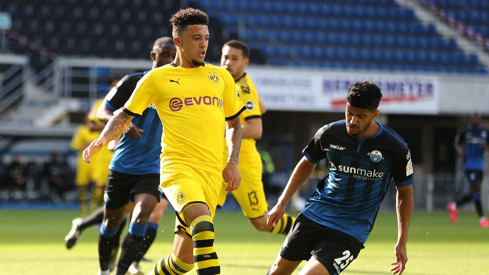 
                <strong>Jadon Sancho</strong><br>
                Steigert sich mit dem Beginn der zweiten Halbzeit enorm. Geht häufig in die Tiefe und setzt seine Mitspieler in Szene. Belohnt sich anschließend mit drei Toren. Der Matchwinner für den BVB. ran-Note: 1
              