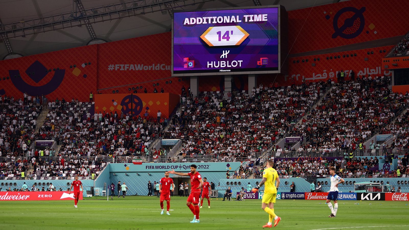 
                <strong>Längste Nachspielzeit einer Spielhälfte</strong><br>
                Lange Nachspielzeiten scheinen bei der WM in Katar Usus zu sein. Aufgrund einer langen Verletzungsunterbrechung kam es in der ersten Hälfte des Spiels England gegen Iran zu einer Rekord-Nachspielzeit. Mit 14 Minuten und acht Sekunden Nachschlag wurde die erste Hälfte der Partie zur längsten Spielhälfte der WM-Geschichte.  
              