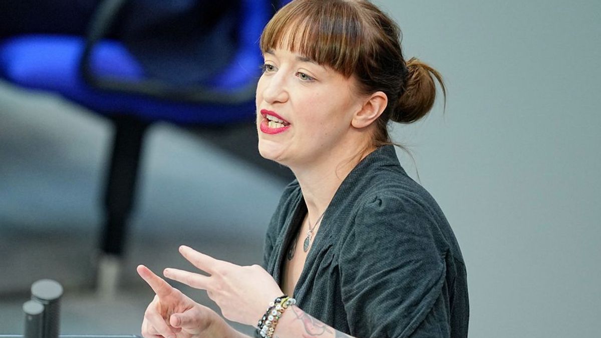 Heidi Reichinnek, Fraktionsvorsitzende der Linken, spricht im Plenum des Bundestags zu "Geheimdienst-Gremium ohne Reichinnek und AfD-Abgeordnete"