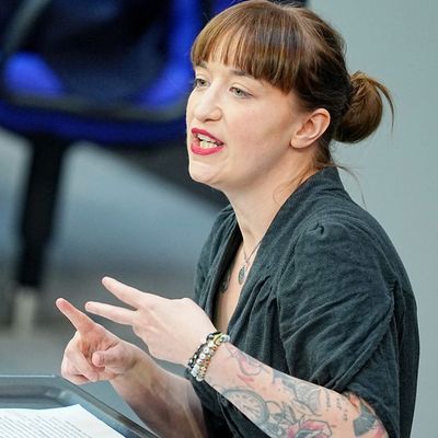 Heidi Reichinnek, Fraktionsvorsitzende der Linken, spricht im Plenum des Bundestags zu "Geheimdienst-Gremium ohne Reichinnek und AfD-Abgeordnete"