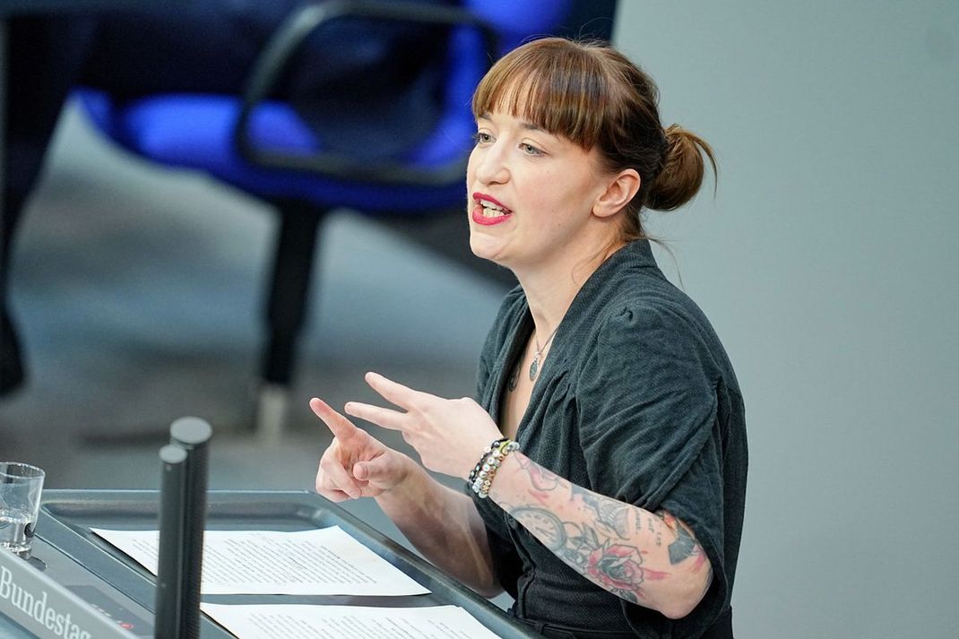 Heidi Reichinnek, Fraktionsvorsitzende der Linken, spricht im Plenum des Bundestags.