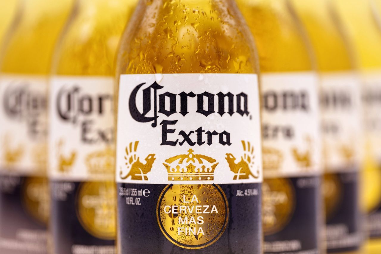 Es sollte ein Bier sein, das der spanischen Krone gerecht wird: Das "Corona Extra" wurde erstmals 1925 in der Brauerei Cervecería Modelo in Mexiko-Stadt gebraut - und letztlich zum meistverkauften Cerveza in Mexiko. Inzwischen ist das Bier mit den Mais- und Zitrus-Noten in über 180 Ländern erhältlich.   