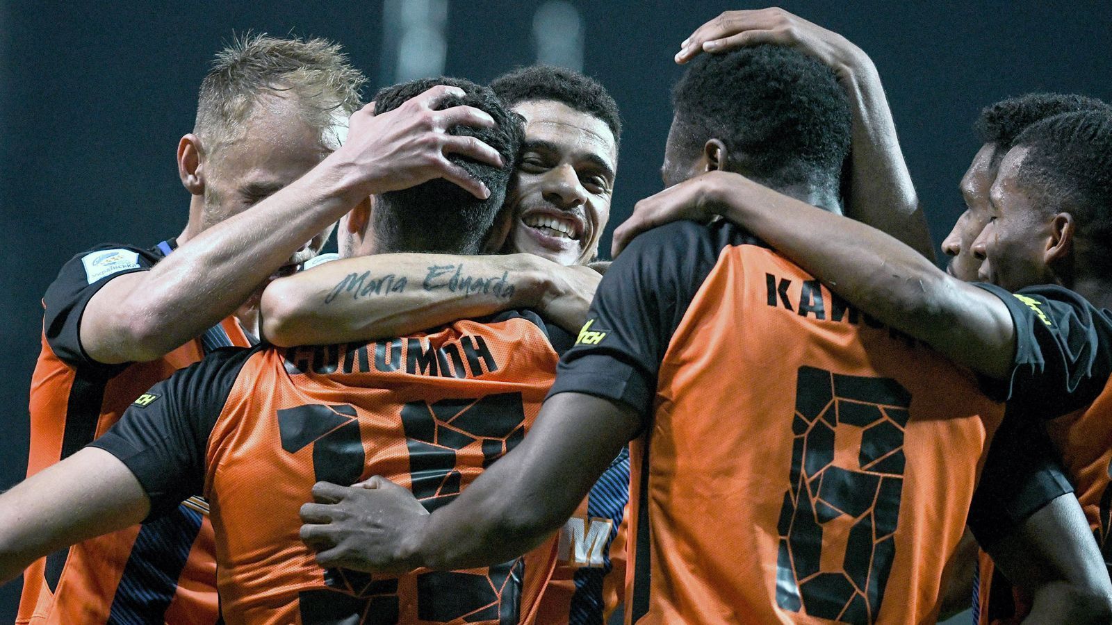 
                <strong>Premier Liga (Ukraine): Schachtjor Donezk</strong><br>
                Schachtjor Donezk ist vorzeitig ukrainischer Fußball-Meister. Der Pokalsieger sicherte sich durch ein 1:0 (1:0) bei Sorja Lugansk seinen zwölften Meistertitel und zugleich das Double. Junior Moraes (11.) erzielte im Exil in Saporischschja das einzige Tor für Donezk, das sich dadurch auch direkt für die Gruppenphase der Champions League qualifizierte. Rekordmeister und Titelverteidiger Dynamo Kiew muss als Zweiter dagegen in die Qualifikation für die Königsklasse.
              