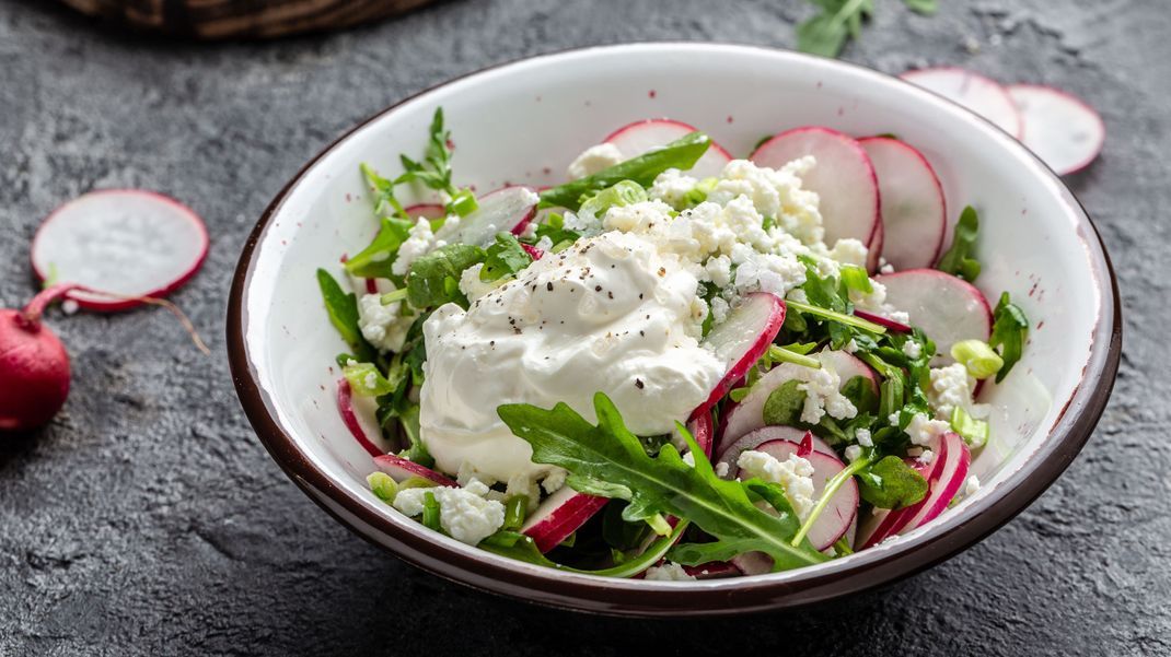 Nichts geht über einen leichten Salat: Diese Kombination mit Spargel, Radieschen und Hüttenkäse ist gesund und schmeckt einfach köstlich!