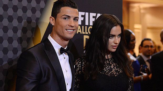 
                <strong>Partnerschaften: Cristiano Ronaldo</strong><br>
                Die Liste von Ronaldos Partnerinnen ist gefühlt ähnlich lang wie seine Titelsammlung. Unter anderem war er mit dem russischen Model Irina Shayk (Foto) und der britischen Schauspielerin Gemma Atkinson liiert. Sohn Cristiano Jr. ist bereits sechs Jahre alt - über die Mutter ist im Grunde nichts bekannt. Mittlerweile soll ein Geschwisterchen von einer Leihmutter unterwegs sein.
              