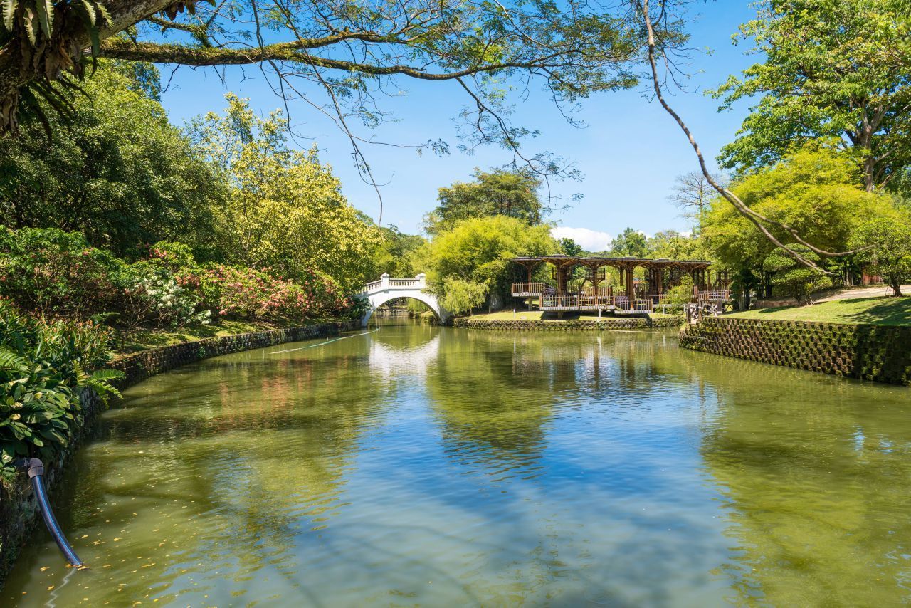 Der Perdana Botanical Garden wurde 1888 gegründet und diente schon in der Kolonialzeit als grüner Zufluchtsort vor der Hektik der Stadt. Auf einer Fläche von über 90 Hektar - inklusive eines idyllischen Sees - erstrecken sich unter anderem ein Orchideen-, ein Hibiskus- und ein Kräuter-Garten. Für tropisches Regenwald-Flair sorgt die "Forest Tree Collection". Abgesehen davon ist tierisch viel los: Im "Deer Park" tummelt sich D