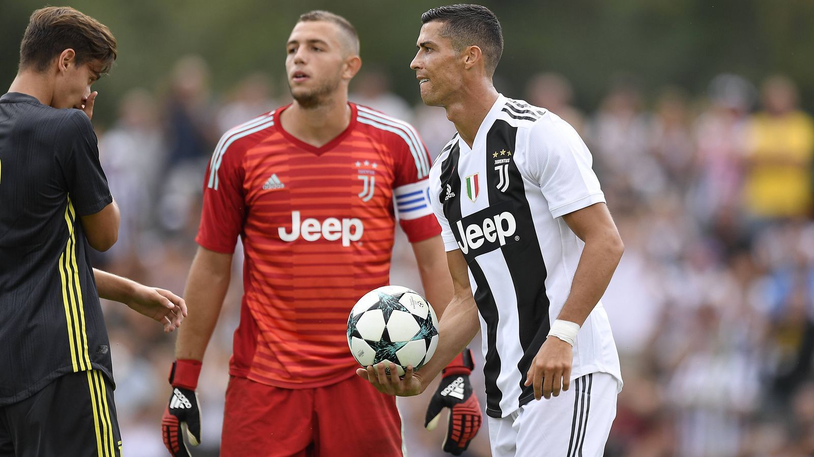 
                <strong>Juventus Turin: So lief das CR7-Debüt</strong><br>
                Bei Cristiano Ronaldos Debüt-Treffer war Keeper Leonardo Loria (Mitte) chancenlos. 
              