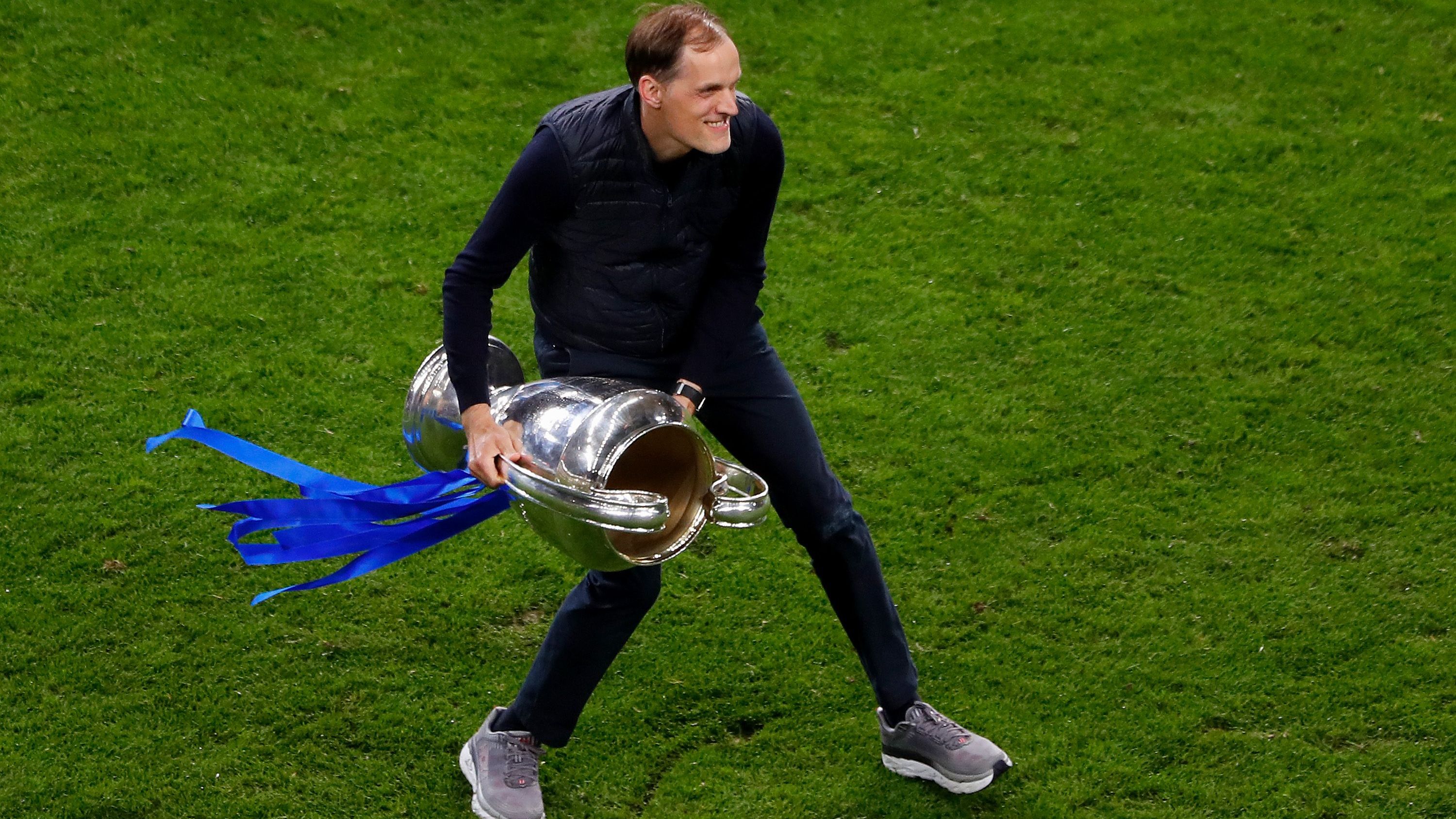 <strong>Gewinn der Champions League mit Chelsea</strong><br>Doch wieder fällt Tuchel weich. Nur einen Monat nach dem Aus in Paris wird er Anfang 2021 Trainer beim FC Chelsea und sorgt bei den Blues für einen bemerkenswerten Aufschwung, Nur wenige Monate nach Tuchels Amtsantritt gewinnt Chelsea die Champions League. Es ist der bisherige Höhepunkt der Karriere Tuchels.