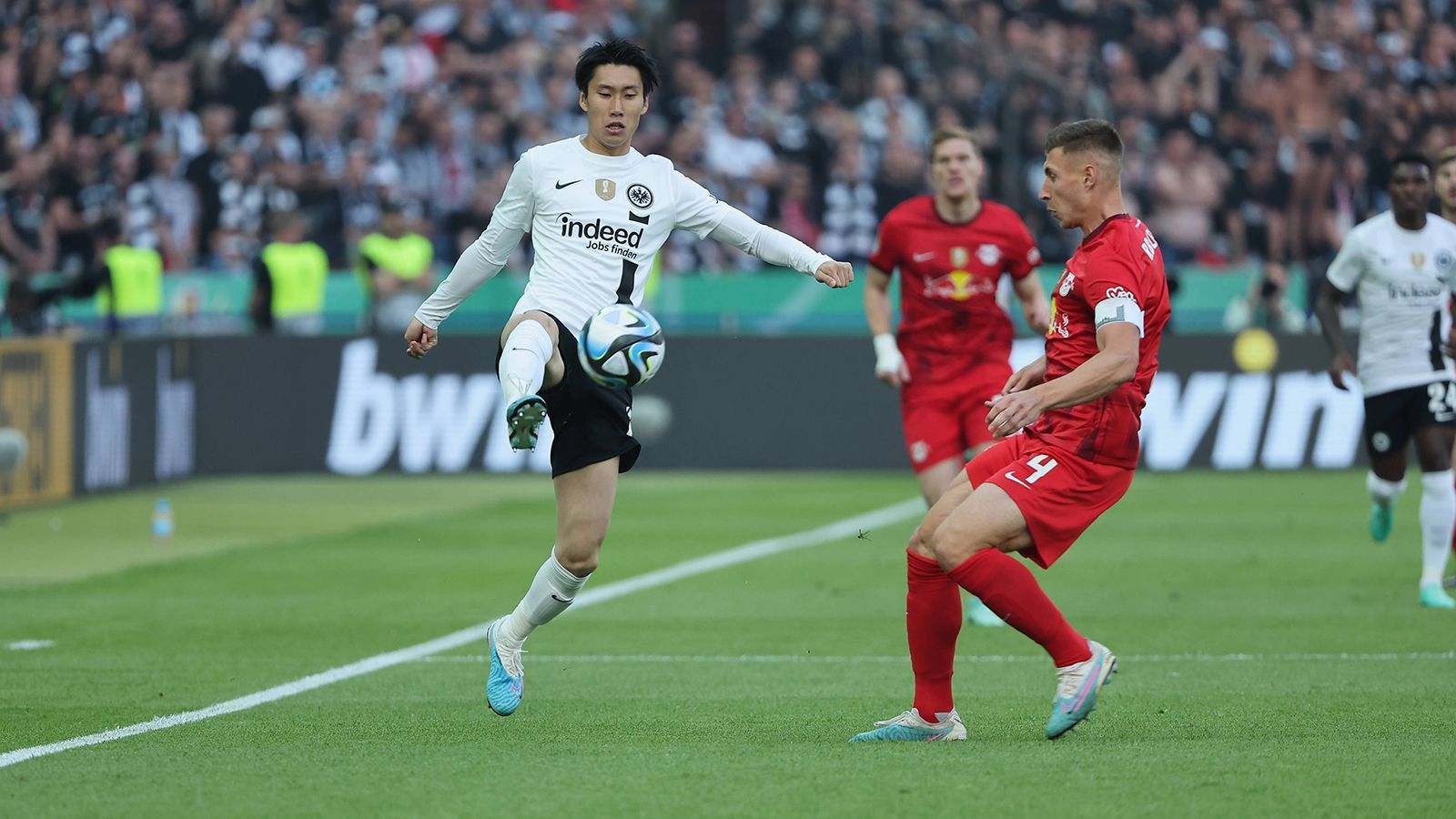 
                <strong>Daichi Kamada (Eintracht Frankfurt) </strong><br>
                Ein gebrauchter Tag für den japanischen Edeltechniker. Kamada soll eigentlich mit Götze Top-Stürmer Kolo Muani bedienen, er findet aber zu keinem Zeitpunkt in die Partie. Wirkt gegen Ende der Partie resigniert, schwächster Frankfurter im DFB-Pokalfinale. ran-Note: 5
              