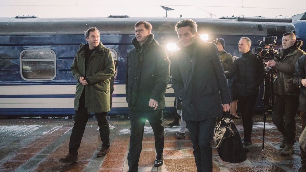 SPD-Parteichef Lars Klingbeil (l) und SPD-Bundestags-Fraktionschef Rolf Mützenich (3.v.l) kommen auf dem Bahnhof von Kiew an. 