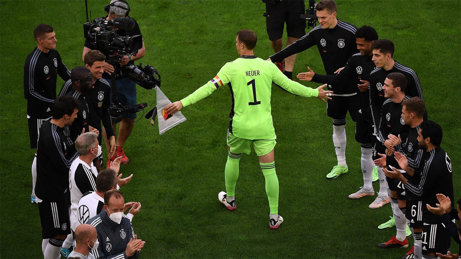 
                <strong>Manuel Neuer</strong><br>
                War in seinem 100. Länderspiel nahezu beschäftigungslos und wurde kein einziges Mal richtig geprüft. Beim Gegentor machtlos, bei hohen Bällen ohne Probleme. Strahlte Sicherheit aus. ran-Note: 3
              