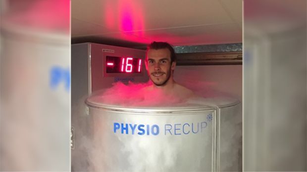 
                <strong>Gareth Bale in der Kältekammer</strong><br>
                Gareth Bale bleibt cool: Am Montag trifft der Waliser mit seinem Team auf Russland (ab 19:30 live in SAT.1 und auf ran.de). Davor treibt es den 26-Jährigen in die Kälte - genauer gesagt auf minus 161 Grad. Zur optimalen Vorbereitung steigt der Real-Spieler öfters mal in die Kältekammer, um zügig die Muskeln zu regenerieren. Das ist auch nötig: Denn im letzten Gruppenspiel geht es für Wales um die Qualifikation für das Achtelfinale.
              
