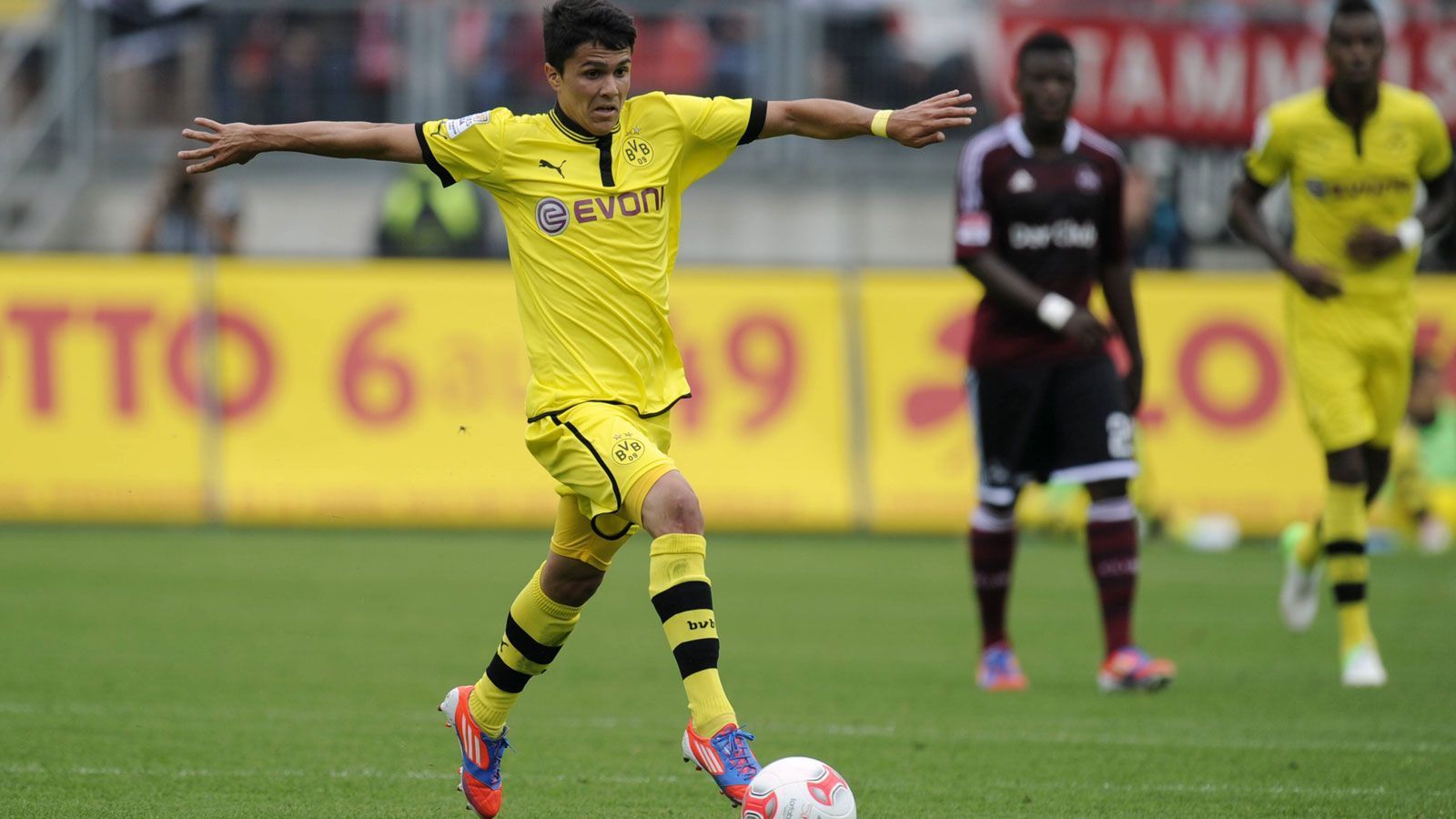 
                <strong>Leonardo Bittencourt</strong><br>
                Nach einer starken Zweitliga-Saison beim FC Energie Cottbus schloss sich Leonardo Bittencourt 2012 der Borussia aus Dortmund an, konnte dort aber nicht an seine zuvor gezeigten Leistungen anknüpfen. Nach nur einem Jahr, in dem der damalige Junioren-Nationalspieler überwiegend für die Zweitvertretung des BVB in der dritten Liga zum Einsatz kam, ging es weiter zu Hannover 96, wo sich der Offensivmann im deutschen Oberhaus etablierte. Zuletzt war der 27-Jährige für den SV Werder Bremen aktiv - ob er nach dem Abstieg allerdings bei den Hanseaten bleibt, ist noch ungewiss.
              