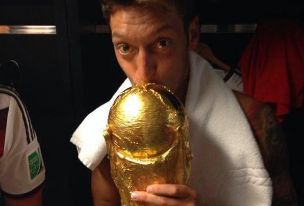 
                <strong>Mesut Özil</strong><br>
                Mesut Özil schreibt einen emotionalen Text auf Twitter: "Lass dir nie sagen, dass du etwas nicht erreichen kannst. Glaube an deine Träume - hier, heute und überall in der Welt".
              
