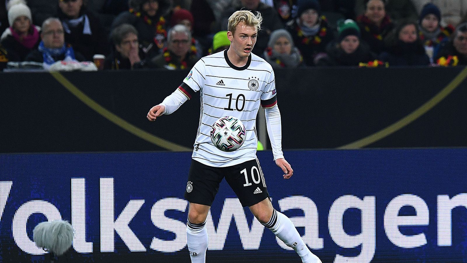 
                <strong>Mittelfeld</strong><br>
                Julian Brandt (Borussia Dortmund): Einer von den jungen Wilden. Kann an sehr guten Tagen eine Waffe sein. Keiner für die Startelf, aber eine gute Alternative von der Bank. ran-Fazit: Sicher dabei
              