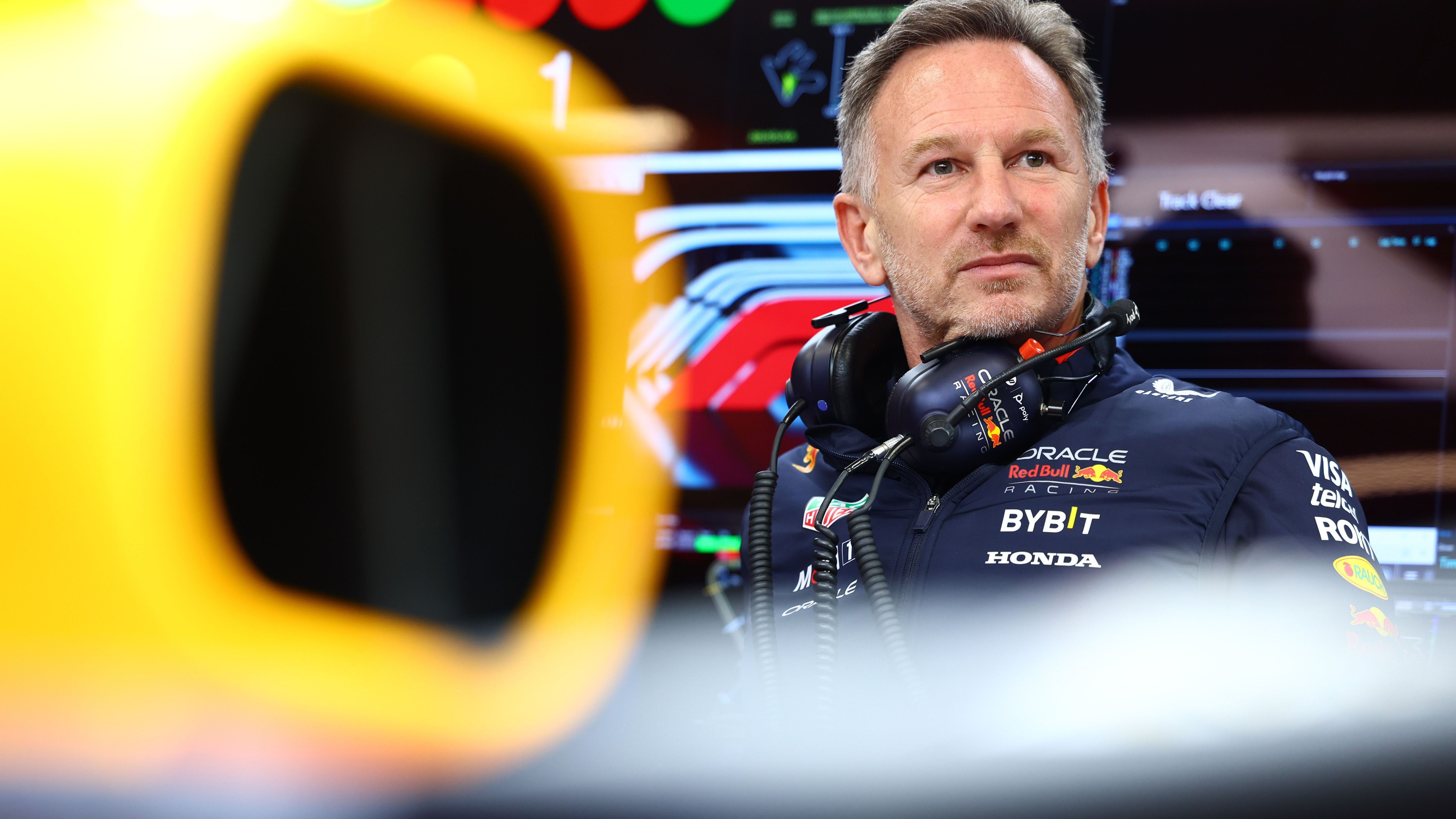 <strong>Verlierer: Red Bull</strong><br>Die Ära Verstappen geht weiter, die Ära Red Bull ist indes zumindest fürs Erste zu Ende. Dabei war der Verlust des Titels an McLaren nur ein Teil des Problems. Schwerer noch wiegen die Negativschlagzeilen rund um die Vorwürfe gegen Teamchef Christian Horner, der eine Mitarbeiterin belästigt haben soll. Dazu die Trennung vom langjährigen Superhirn und Titelgaranten Adrian Newey. Auf das Team warf diese Saison mehr Schatten als Licht.