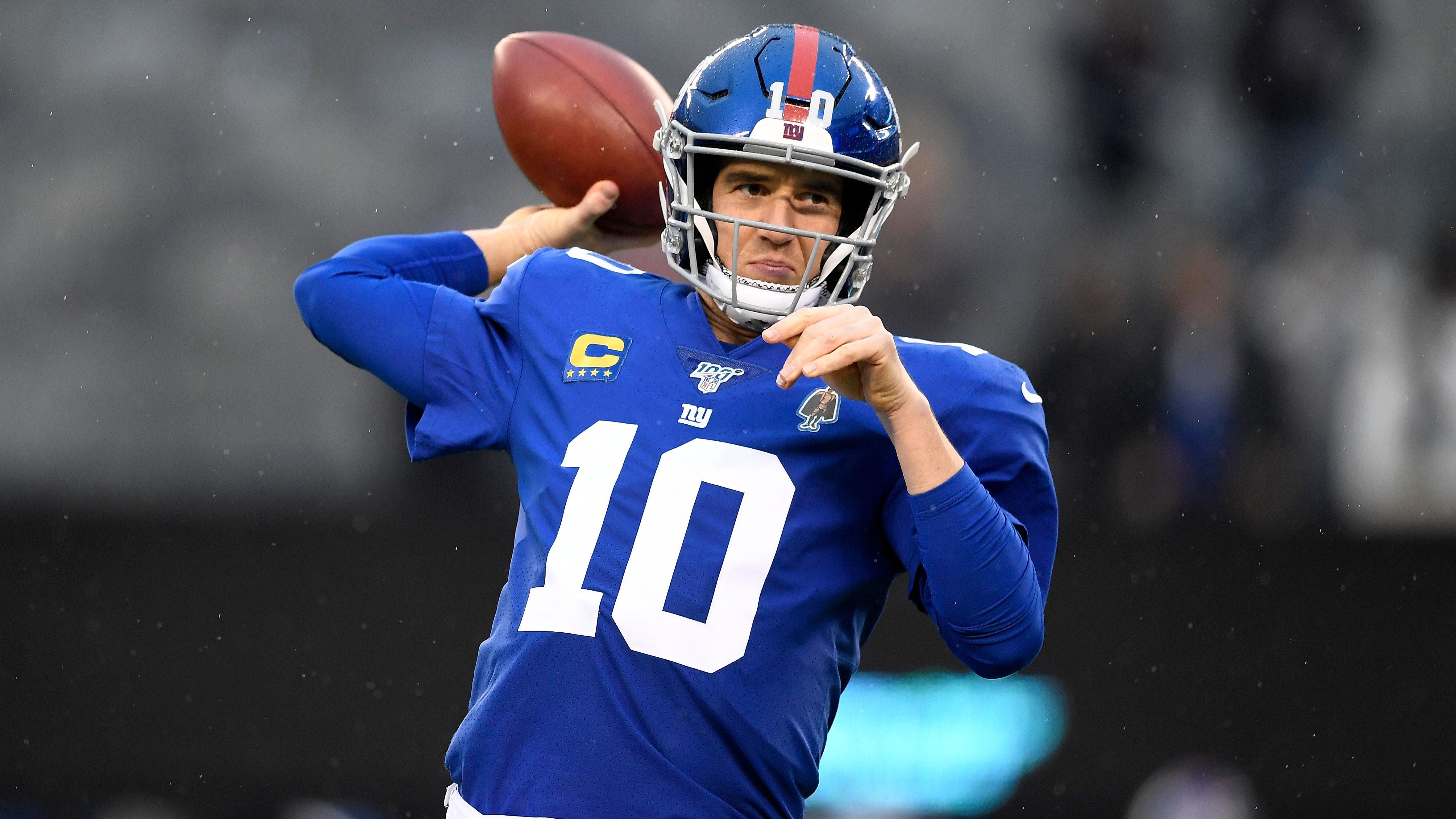 
                <strong>Eli Manning / Philip Rivers (Trade zwischen San Diego Chargers und New York Giants) </strong><br>
                Es war der vielleicht spektakulärste Draft-Trade aller Zeiten. Eli Manning galt vor der Talenteauswahl 2004 als Top-Kandidat für den ersten Pick. Der jüngere Bruder von Peyton Manning machte schon vorab klar, dass er für die New York Giants spielen wolle. Die damaligen San Diego Chargers schlugen trotzdem mit dem ersten Pick zu und der damals 23-Jähirge hielt mit spitzen Fingern das Trikot des Teams hoch. Die Giants wählten mit ihrem Pick Philip Rivers, tradeten diesen aber im Tausch für Manning zu den Chargers. Dazu erhielten sie den Drittrundenpick der Giants in jenem Draft und die Erst- und Fünftrundenpicks im Jahr 2005. Manning sollte "Big Blue" 2007 und 2011 zu zwei Super Bowl-Titeln führen und beendete seine überaus erfolgreiche Karriere 2020. Rivers hingegen gelang dieses Kunststück nie. Weiter als ins AFC Championship Game 2008 gegen die Patriots sollte es in der Postseason für ihn nie gehen. In 16 Spielzeiten bei den Chargers und seiner letzten Saison in der NFL bei den Indianapolis Colts konnte er kein einziges Mal den Super Bowl erreichen. 2021 beendete Rivers schließlich seine Karriere.
              