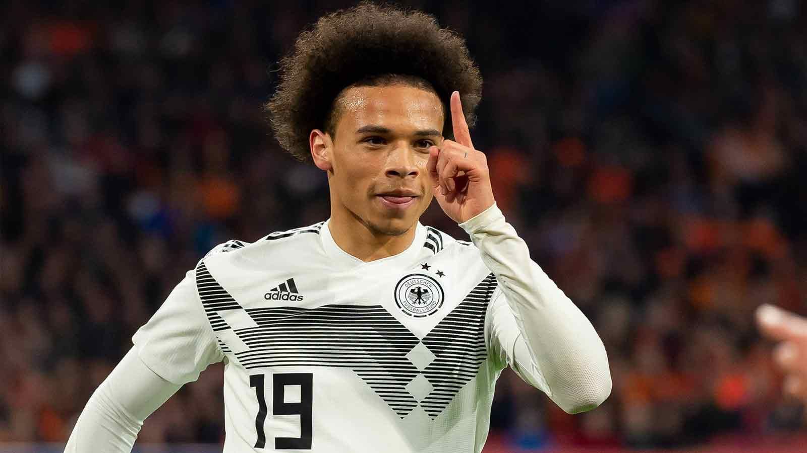 
                <strong>Leroy Sane</strong><br>
                Der City-Profi präsentiert sich sehr engagiert und stellt die Niederländer mit seinen Dribblings vor kaum lösbare Aufgaben. Sein 1:0 ist sehenswert – auch wenn de Ligts Strauchler den Weg ebnet. Aus Gnabrys Toppass muss er mehr machen. Nach der Pause wird Sane deutlich besser zugestellt und kommt kaum noch zur Entfaltung. ran-Note: 3
              