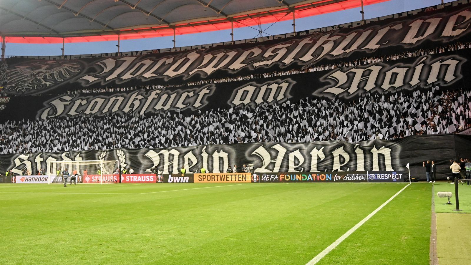 
                <strong>Eintracht Frankfurts Weg in das Europa-League-Finale</strong><br>
                Am Mittwoch (ab 21:00 Uhr im Liveticker auf ran.de) greift Eintracht Frankfurt gegen die Glasgow Rangers nach dem Titel. Von der Last-Minute-Eintracht über die Belagerungszustände im Camp Nou von Barcelona bis hin zum Platzsturm im Heimspiel gegen West Ham. ran fasst euch den unglaublichen Weg Eintracht Frankfurts ins Europa-League-Finale nochmals in Bildern zusammen.
              