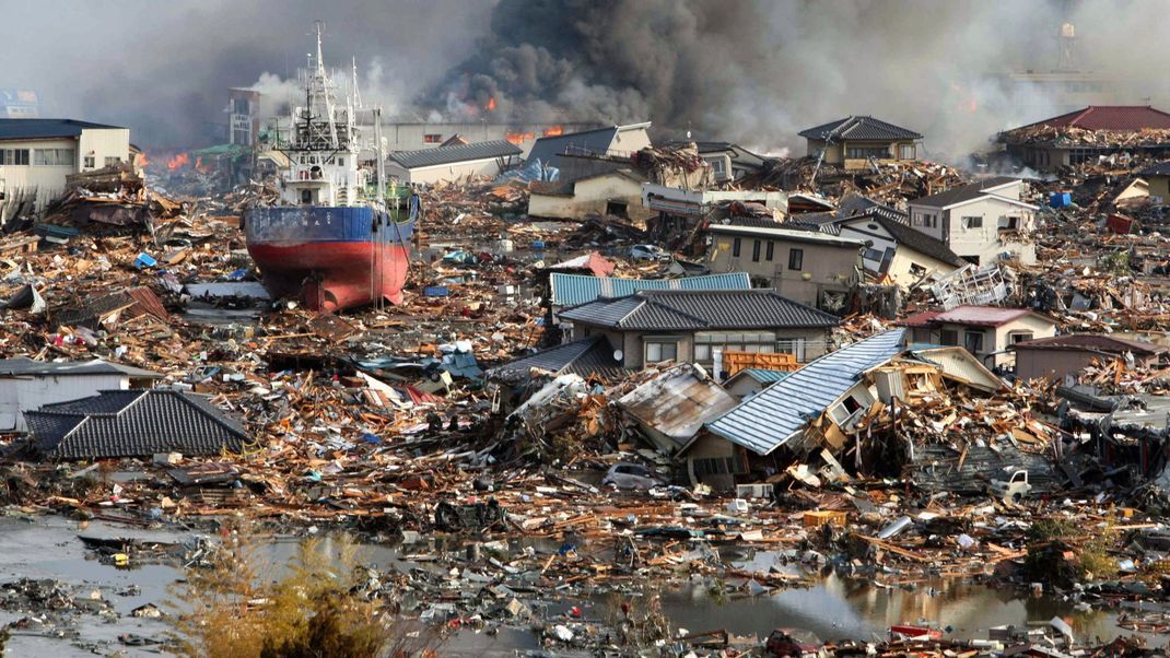 Die Aufnahme vom 12.03.2011 zeigt die Zerstörung in der Stadt Kisenuma nach dem katastrophalen Erdbeben und dem nachfolgenden Tsunami in Japan.