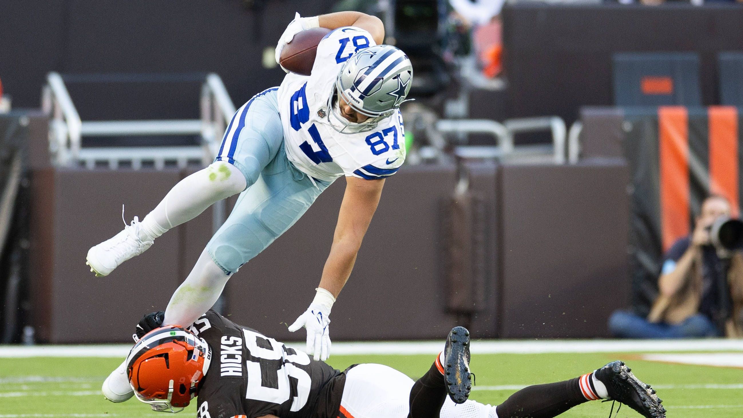 <strong>Jake Ferguson (Dallas Cowboys)</strong><br>Glück im Unglück für Tight End Jake Ferguson: Der Profi der Dallas Cowboys hat sich gegen die Cleveland Browns "nur" eine Innenbanddehnung im Knie zugezogen und bleibt damit vom zunächst befürchteten Saisonaus verschont. Allerdings wird er ein paar Wochen fehlen. Ferguson verbuchte beim Auftaktsieg der Cowboys drei Catches für 15 Yards.