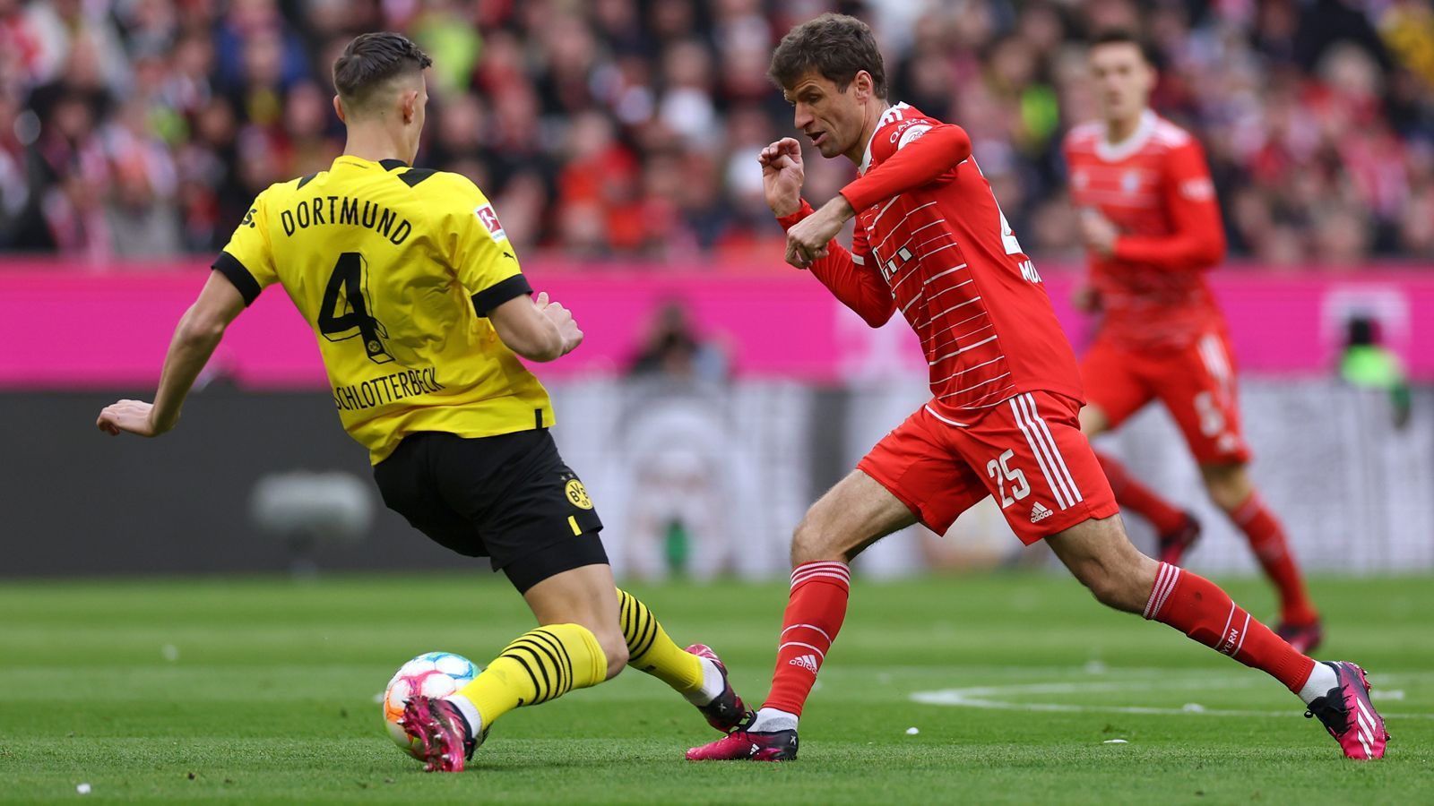 
                <strong>Thomas Müller (FC Bayern München)</strong><br>
                Der Kapitän ist von Beginn an auf Betriebstemperatur, sucht und findet die immer größer werdenden Lücken in der BVB-Hintermannschaft und nutzt diese aus. Ist daher zweimal entscheidend zur Stelle beim 2:0 (18.) sowie 3:0 (23.) und glänzt obendrein als Vorbereiter. Geht nach 69 Minuten unter großem Applaus vom Feld. ran-Note: 1
              