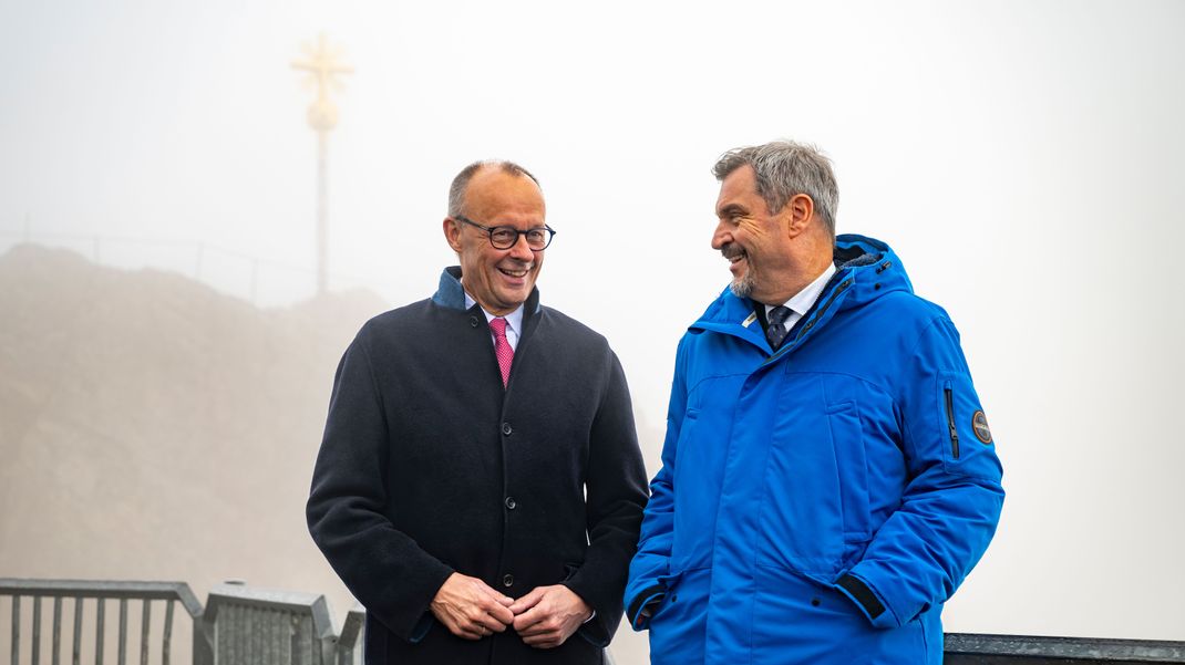 Bundeskanzler Merz (links) ist zu Gast in Bayern.