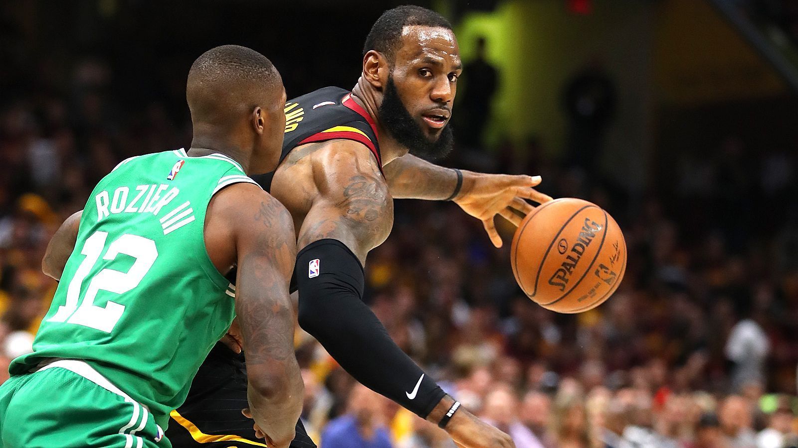 
                <strong>Vielseitigkeit ist Trumpf</strong><br>
                Das Erstaunliche dabei: LeBron James sieht sich nicht einmal primär als Scorer. Die Stärke des 33-Jährigen liegt darin, auf dem Feld jeder Position und in jeder erdenklichen Art zu dominieren. So hat es vor ihm noch niemand geschafft, den 31.000 Punkten auch noch sensationelle 8.000 Rebounds und 8.000 Assists hinzuzufügen.
              