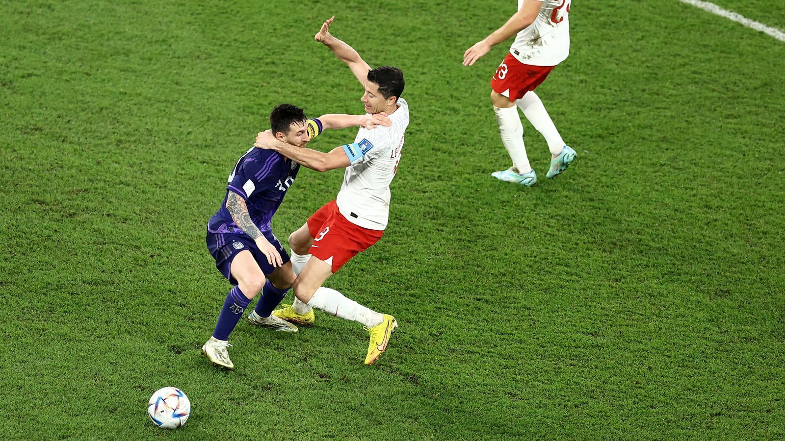 
                <strong>Star-Watch: So lief das Duell Messi vs. Lewandowski</strong><br>
                In der 90. Minute treffen Lewandowski und Messi erstmals auf dem Platz direkt aufeinander. Das Duell endet in einem taktischen Foul von Lewandowski, der natürlich etwas Zeit schinden will.
              