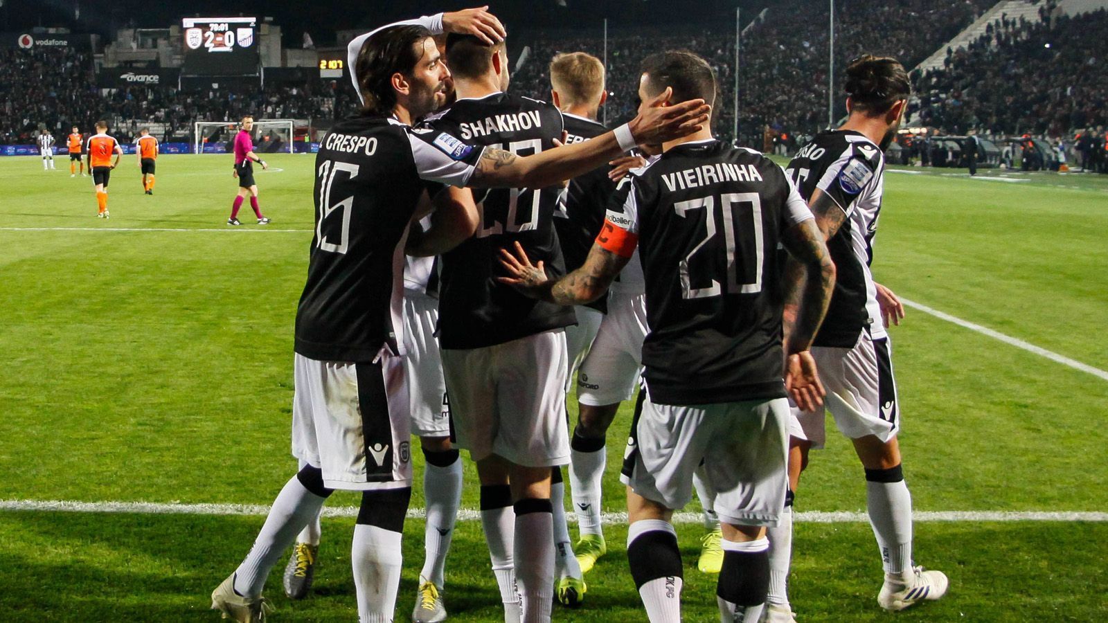 
                <strong>Griechische Super League: PAOK Saloniki</strong><br>
                Auch in Griechenland steht der Meister fest: PAOK Saloniki ist schon zwei Spieltage vor Saisonende nicht mehr vom Platz an der Sonne zu verdrängen. Das Team aus Thessaloniki feiert damit den dritten Meistertitel der Klubgeschichte und den ersten nach 34 Jahren. Rekordchampion Olympiakos Piräus hat das Nachsehen.
              