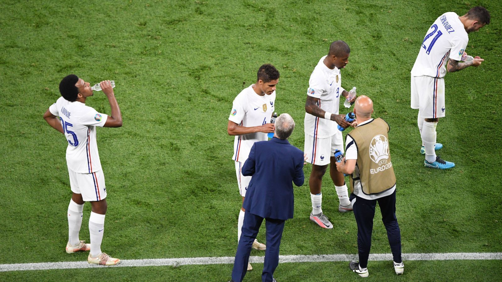 
                <strong>Frankreich</strong><br>
                Der Weltmeister aus Frankreich überlebte die "Todesgruppe" F als Gruppensieger, vor Deutschland und Portugal. Doch war das überzeugend? Gegen Deutschland gewann die "Equipe Tricolore" durch ein Eigentor von Mats Hummels, gegen Ungarn war es ein glücklich zu Stande gekommener Ausgleich und gegen Portugal brauchte es einen Elfmeter, den Kylian Mbappe mehr geschunden hat als alles andere. Dennoch erwartet jeder in Frankreich, inklusive des Teams selbst, ein Weiterkommen gegen die Schweiz im Achtelfinale. 
              