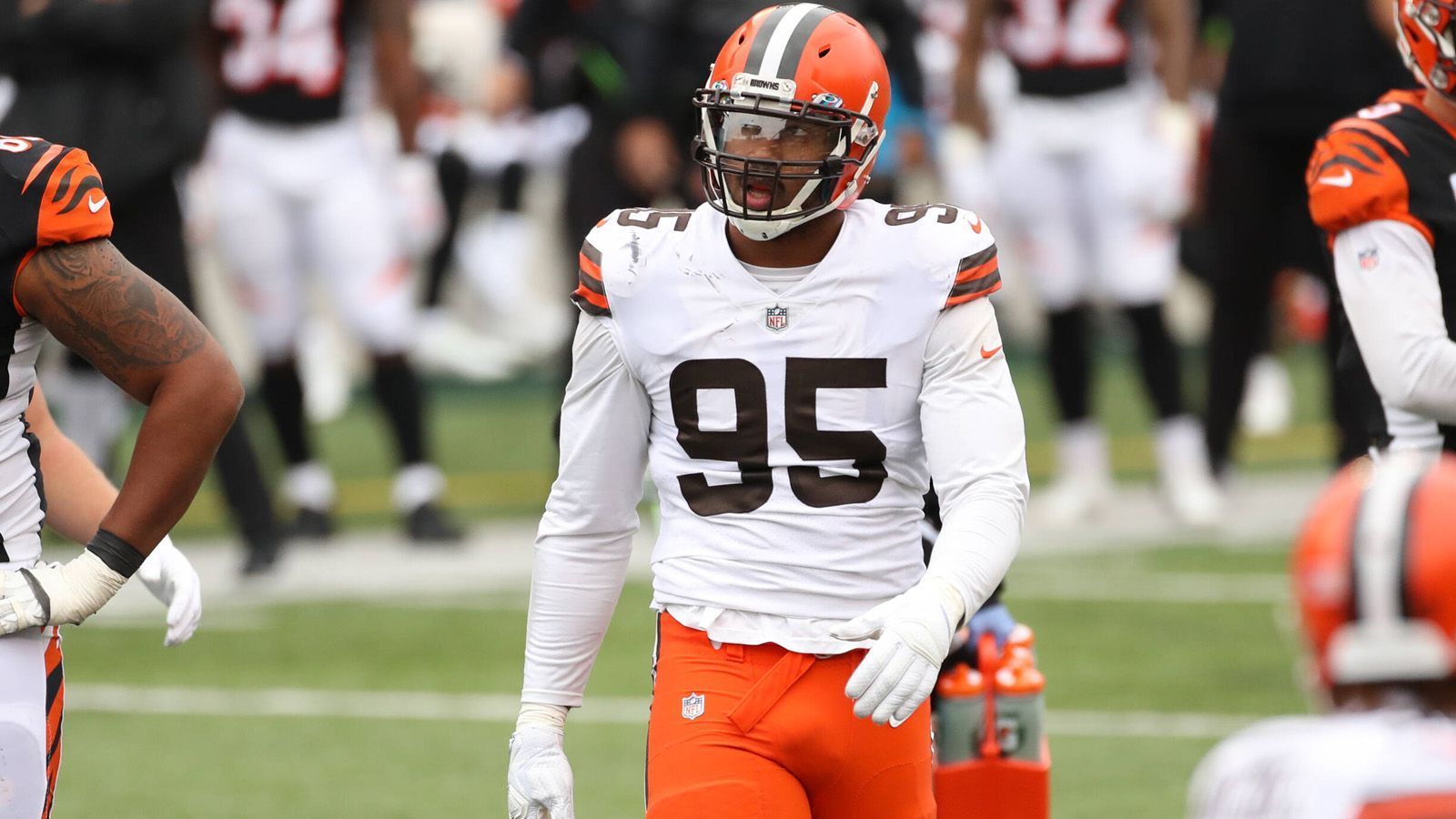 
                <strong>1. Myles Garrett (Cleveland Browns)</strong><br>
                Myles Garrett wurde zum besten Pass Rusher der NFL gewählt. Vergangene Saison riss der Nummer-eins-Pick aus dem Jahre 2017 den Quarterback zwölf Mal zu Boden. Der 25-Jährige setzte sich in 26,3 Prozent der Duelle gegen den (oder besser: die) O-Liner durch, wurde in 104 Plays von zwei Gegenspielern gedoppelt - und war selbst dann in 14,4 Prozent der Fälle der Gewinner. Ein verdienter erster Platz.
              