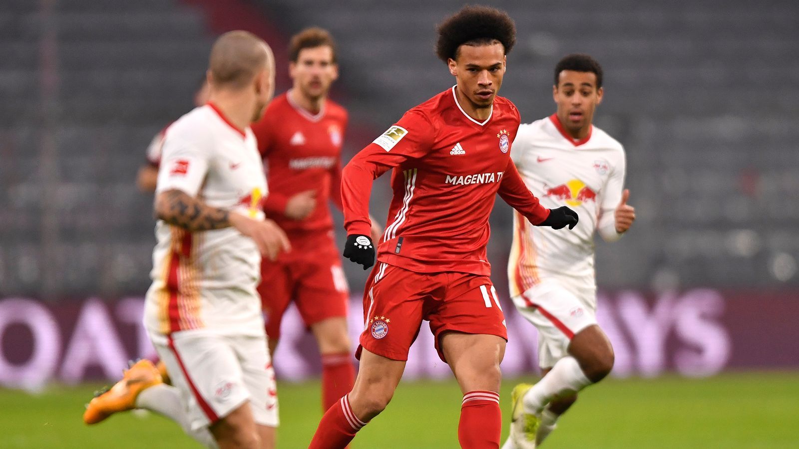 
                <strong>Leroy Sane</strong><br>
                Schlägt anfangs noch die Ecken, offensiv aber mit weniger Akzenten als Coman auf der anderen Seite. Defensiv nur zu Beginn bemüht, danach lässt er Pavard einige Male alleine gegen zwei Gegenspieler. Folgerichtig muss er in der 63. Minute für Serge Gnabry weichen. ran-Note: 5
              