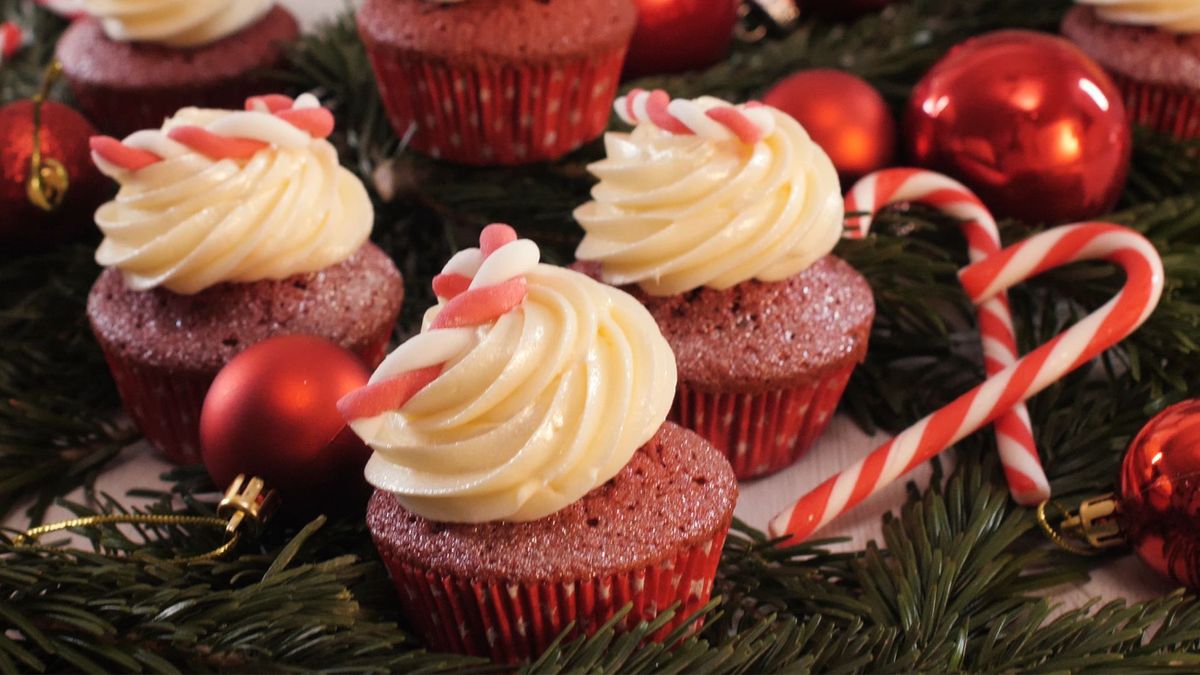 Weihnachts-Cupcakes mit Zuckerstangen