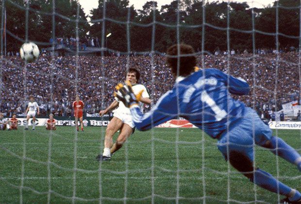 
                <strong>Lothar Matthäus: Von Borussia Mönchengladbach zum FC Bayern München</strong><br>
                Lothar Matthäus: Von Gladbach zum FC Bayern München. DFB-Pokal-Finale 1984 zwischen Lothar Matthäus' Gladbachern und Bayern München, wo Matthäus hinwechseln wird. Ausgerechnet Matthäus versagen im Elfmeterschießen die Nerven. Gladbach verliert und "Judas"-Rufe für Lothar sind keine Seltenheit.
              