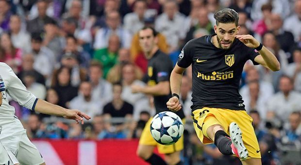 
                <strong>Yannick Ferreira Carrasco (Atletico Madrid)</strong><br>
                Die erste Flanke des linken Flügelstürmers landet fast auf dem Mittelrang des Bernabeu. Schlägt danach eine ganze Weile keine Flanken mehr, vor allem, weil Carrasco kaum noch am Ball ist. Erst nach 30 Minuten wieder in Aktion: Ein beherzter Antritt des Belgiers durchs Real-Mittelfeld bringt Atletico einen gefährlichen Freistoß aus 25 Metern. Allgemein gilt: Carrasco zieht wie Koke zu früh in die Mitte, Real hat so beim Verteidigen der Atletico-Angriffe leichtes Spiel. Ein Schussversuch aus 30 Metern landet ungefähr genauso weit vom Tor entfernt im Aus. Aber immerhin schließt mal einer ab. Gefährlicher Ballverlust in der eigegen Hälfte gegen Isco. Gleich danach ist Schluss, Carrasco macht für Correa Platz. ran-Note: 4
              