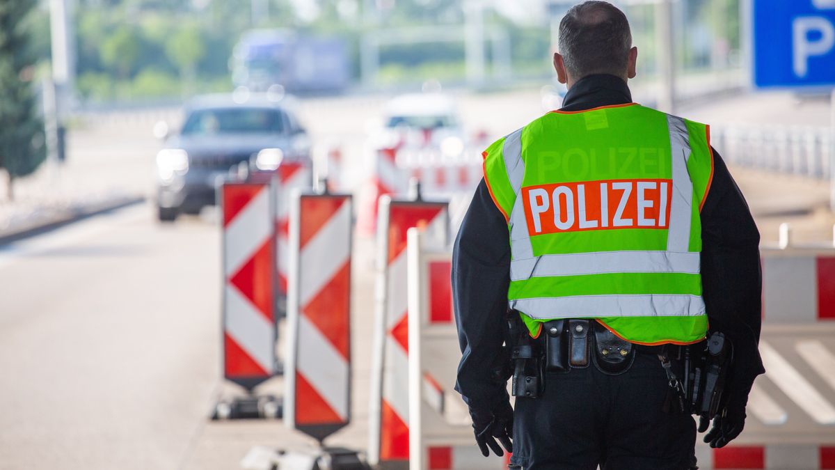 Ein Beamter der Bundespolizei steht am Grenzübergang Weil an der Autobahn A5.