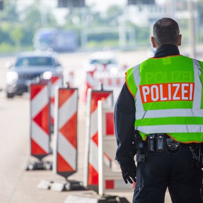 Ein Beamter der Bundespolizei steht am Grenzübergang Weil an der Autobahn A5.