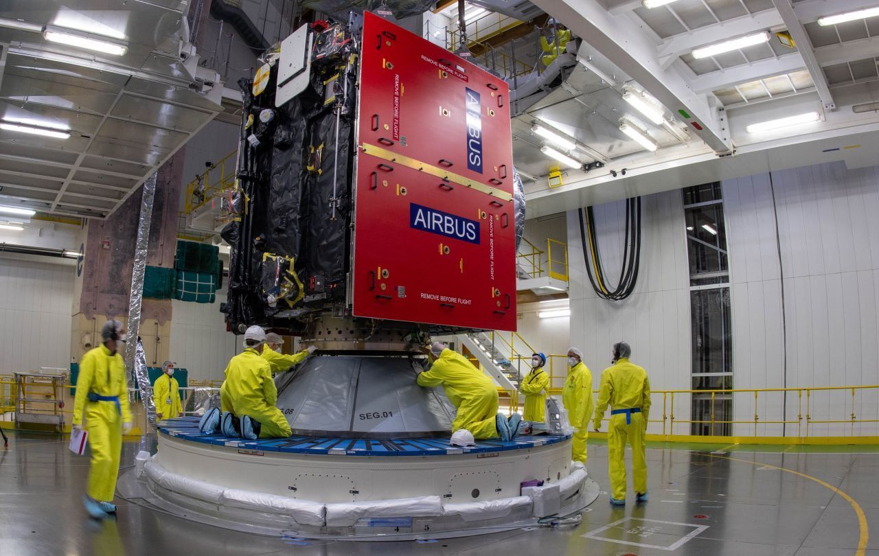 Ein letzter Blick: Juice im ESA-Weltraumbahnhof von Kourou, kurz bevor die Techniker:innen sie auf der Spitze der Ariane-5-Rakete montieren.