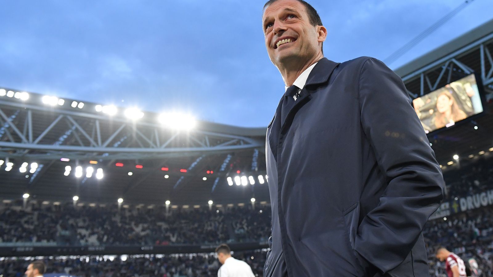 
                <strong>Massimiliano Allegri (vereinslos)</strong><br>
                Der Italiener hat ein Problem: Er spricht nur italienisch. Daher dürften die Bayern-Oberen skeptisch sein, auch wenn Karl-Heinz Rummenigge und Hasan Salihamidzic sich prächtig aufgrund ihrer Zeit in Bella Italia mit ihm unterhalten können. Auch Ex-Bayer Luca Toni sieht in Allegri den perfekten Bayern-Trainer - aber eben auch das Sprachproblem. Und das ging schon bei Giovanni Trapattoni und Carlo Ancelotti nicht besonders gut aus.
              