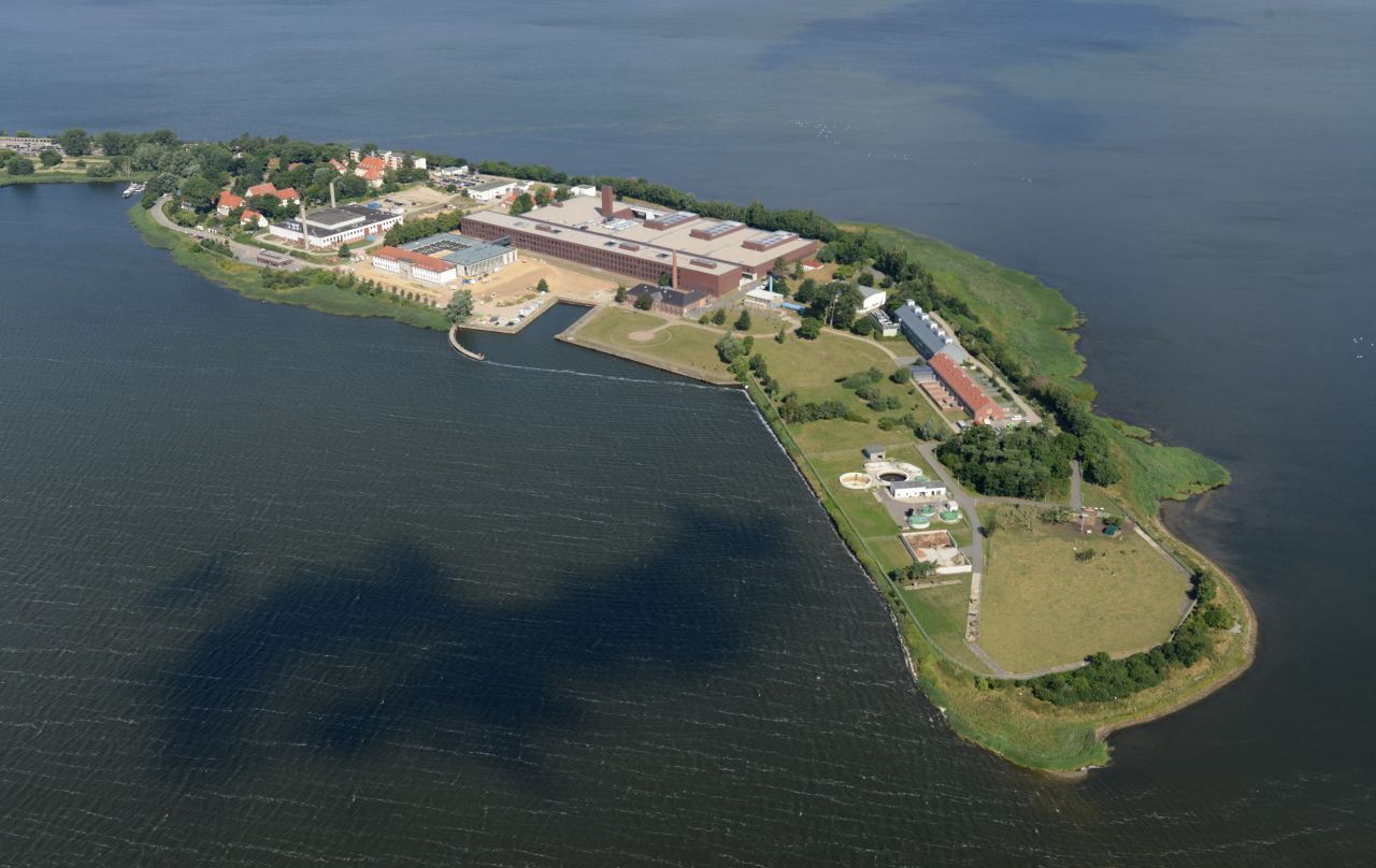 Das Alcatraz für Viren befindet sich auf der Insel Riems an der Ostsee (siehe Clip oben). Zu den Aufgaben des Labors gehören die Erforschung von Tierseuchen, wie der Schweinepest oder der Vogelgrippe. Auf der Insel werden Impfstoffe für diese sogenannten Zoonosen entwickelt.