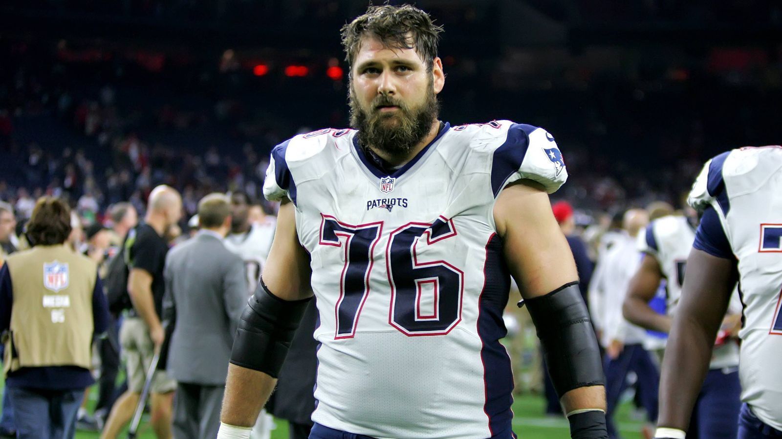 
                <strong>Sebastian Vollmer</strong><br>
                Ein Deutscher ist dem Patriots-Scouting-Team auch ohne Combine ins Auge gefallen: Sebastian Vollmer. 2009 wurde er in der zweiten Runde von den New England Patriots gedraftet. Eine Einladung zum Combine hatte er nicht erhalten. Vollmer studierte am College in Houston. Von 2009 bis 2016 war er Offensive Tackle und beschützte Patriots-Quarterback Tom Brady, gewann mit den Pats zwei Mal den Super Bowl. 
              