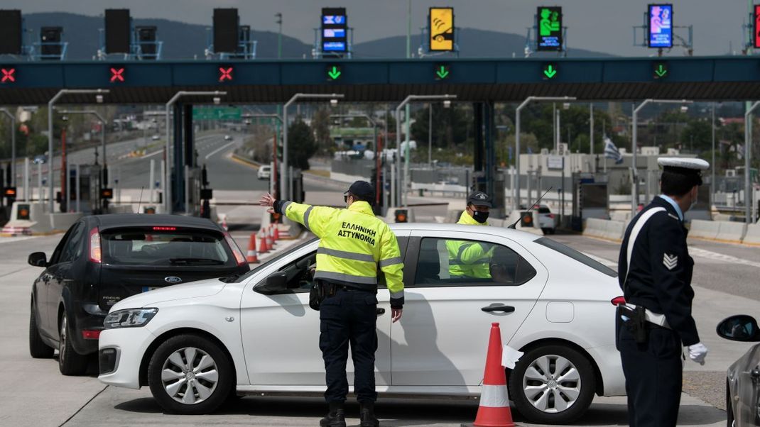 Die Gebühr für die streckenbezogene Maut bezahlst du je nach Land beim Ein- oder Ausfahren an einer Mautstation. Hier siehst du eine Maut-Kontrolle der griechischen Polizei.