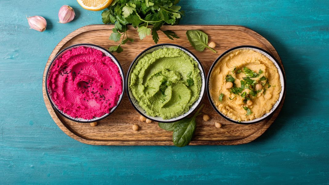 Der Hersteller Kühlmann warnt vor dem Verzehr des "Kühlmann Hummus Trio" - es könnte zu einer Salmonellen-Infektion kommen. (Symbolbild)