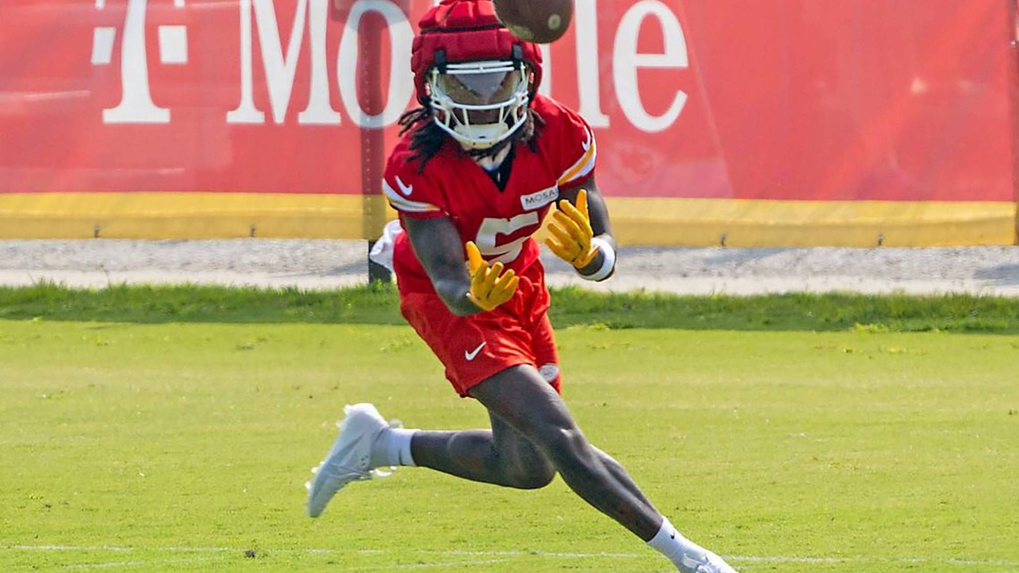 <strong>Marquise Brown (Kansas City Chiefs)</strong><br>Der Passempfänger muss sich einer Operation an seinem ausgerenkten Gelenk zwischen Brust- und Schlüsselbein unterziehen. Der Eingriff sei nötig, weil sich sonst aus der Blessur eine schwerwiegende Langzeitverletzung entwickeln könnte, heißt es. Brown spielte zuletzt für die Arizona Cardinals, ehe er im März zu Beginn der Free Agency von den Chiefs verpflichtet wurde.