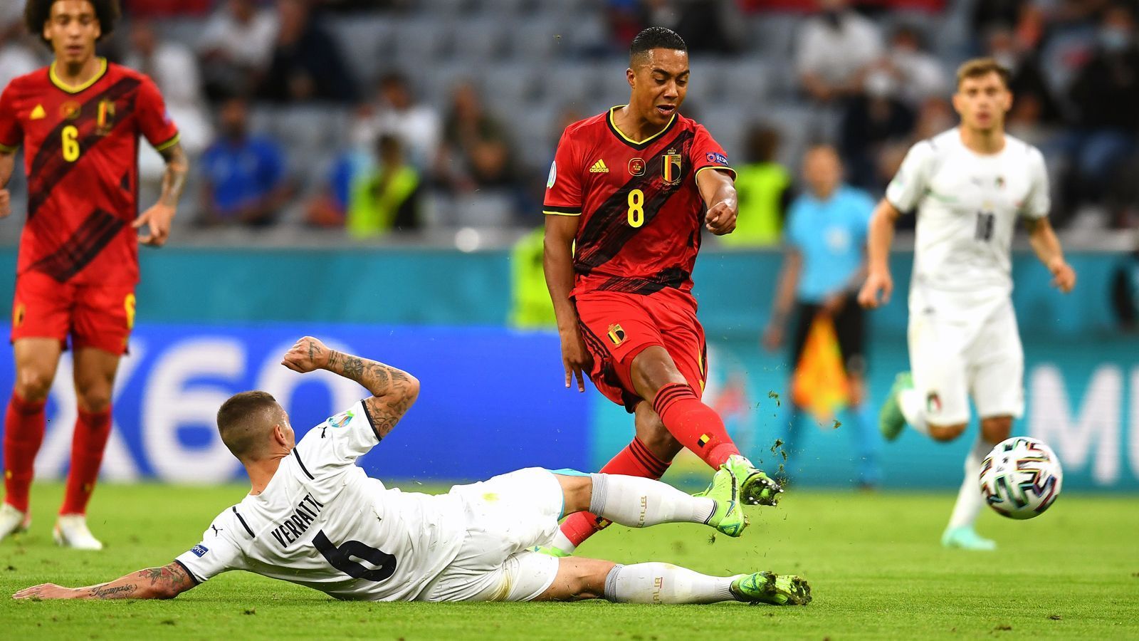 
                <strong>Youri Tielemans</strong><br>
                Ist immer anspielbar im Mittelfeld. Taugt als Absicherung hinten genauso gut wie als Antreiber vorne. Versucht es auch mal aus der Distanz. In seinen vielen Duellen mit Verratti holt er sich die gelbe Karte ab, was sich bitter rächt, weil er kurze Zeit später im Zweikampf mit Insigne zurückzieht und dieser ungehindert den zweiten italienischen Treffer erzielen kann. Wird Mitte der zweiten Halbzeit von Dries Mertens ersetzt. ran-Note: 3
              