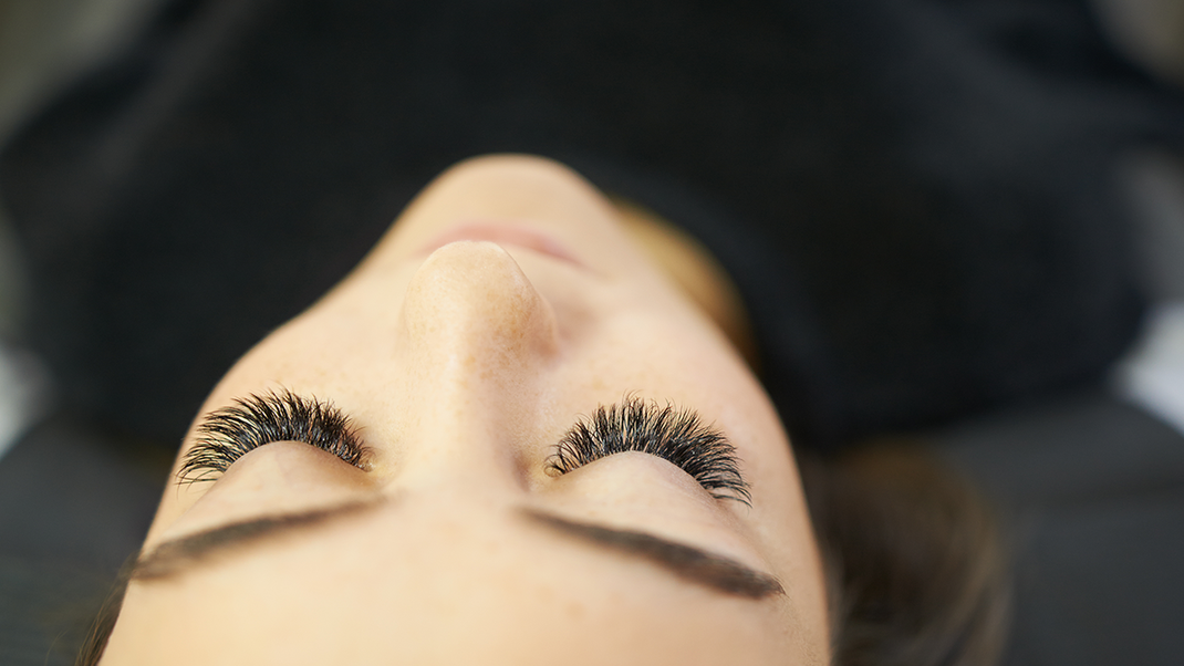 Perfekte Wimpern: In unserem Beauty-Artikel verraten wir euch, die besten Tipps und Tricks von Mascara, Wimpernverlängerung bis hin zur richtigen Wimpernpflege.