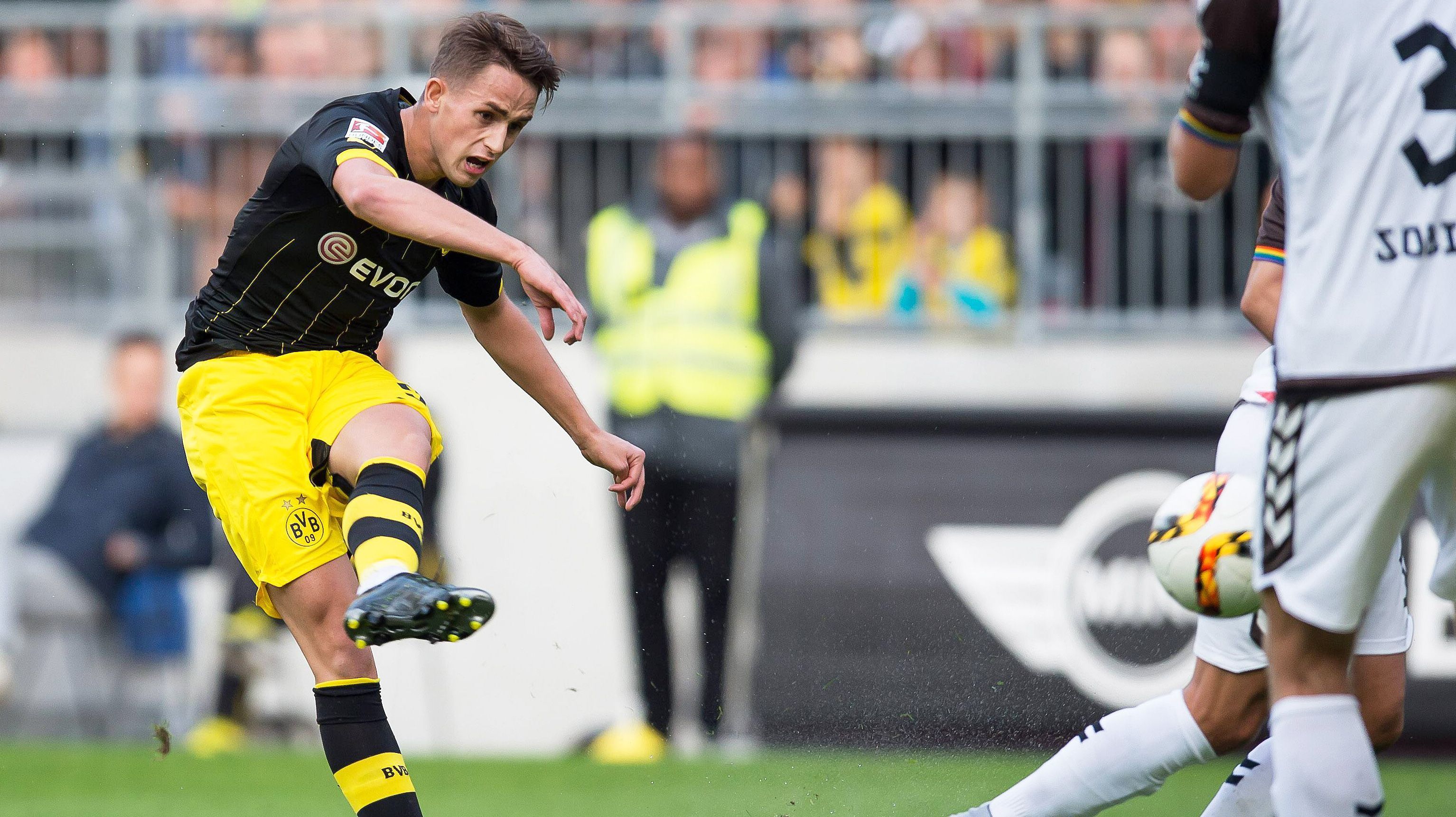 
                <strong>Seine Stärke</strong><br>
                Seine Stärken: Sein linker Fuß gilt als Waffe, seine Schusstechnik ist beeindruckt. "Ich habe so einen Schuss noch nie gesehen", sagt BVB-Kollege Neven Subotic. Beides kommt vor allem bei Standards zur Geltung: Januzaj verbindet Wucht mit Präzision und kann dem Ball sehr viel Schnitt mitgeben - eine gefährliche Kombination!
              