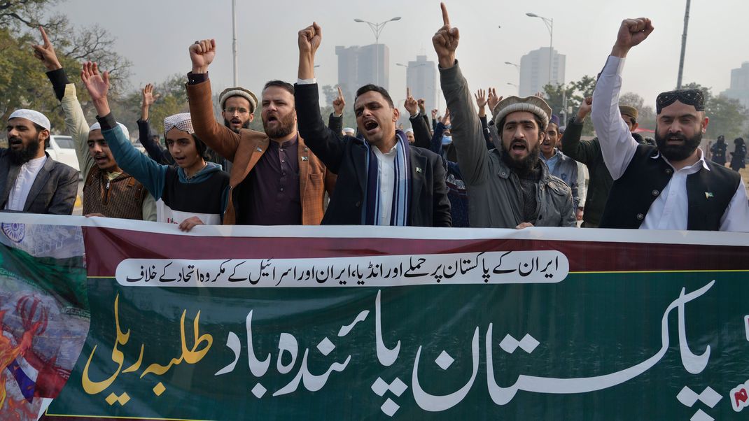 Mitglieder des muslimischen Verbands Talba Mahaz Pakistan demonstrieren in Islamabad für die Verurteilung des iranischen Angriffs.